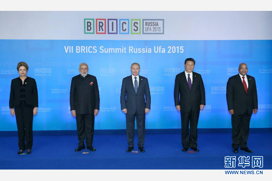 7月9日，金磚國家領(lǐng)導(dǎo)人第七次會晤在俄羅斯烏法舉行。中國國家主席習(xí)近平、俄羅斯總統(tǒng)普京、巴西總統(tǒng)羅塞夫、印度總理莫迪、南非總統(tǒng)祖馬出席。這是金磚國家領(lǐng)導(dǎo)人集體合影。新華社記者 龐興雷 攝