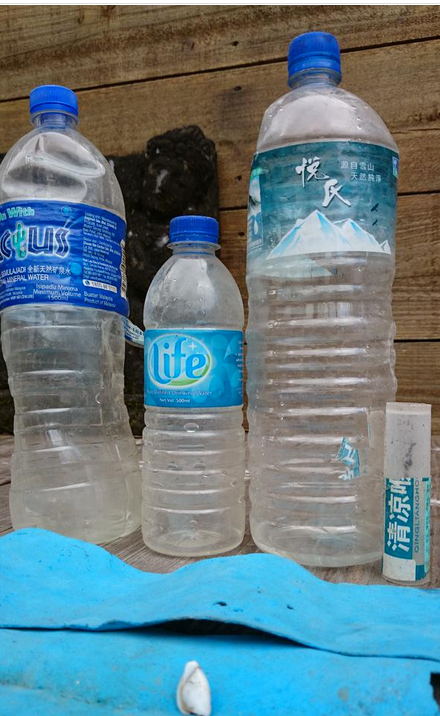 MH370之謎新證據(jù)？留尼汪島現(xiàn)兩馬來礦泉水瓶 一中國藥膏