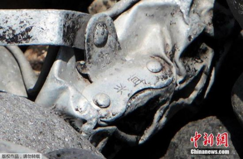 圖為疑似飛機(jī)金屬殘片上刻有中文&ldquo;宜興&rdquo;兩字。