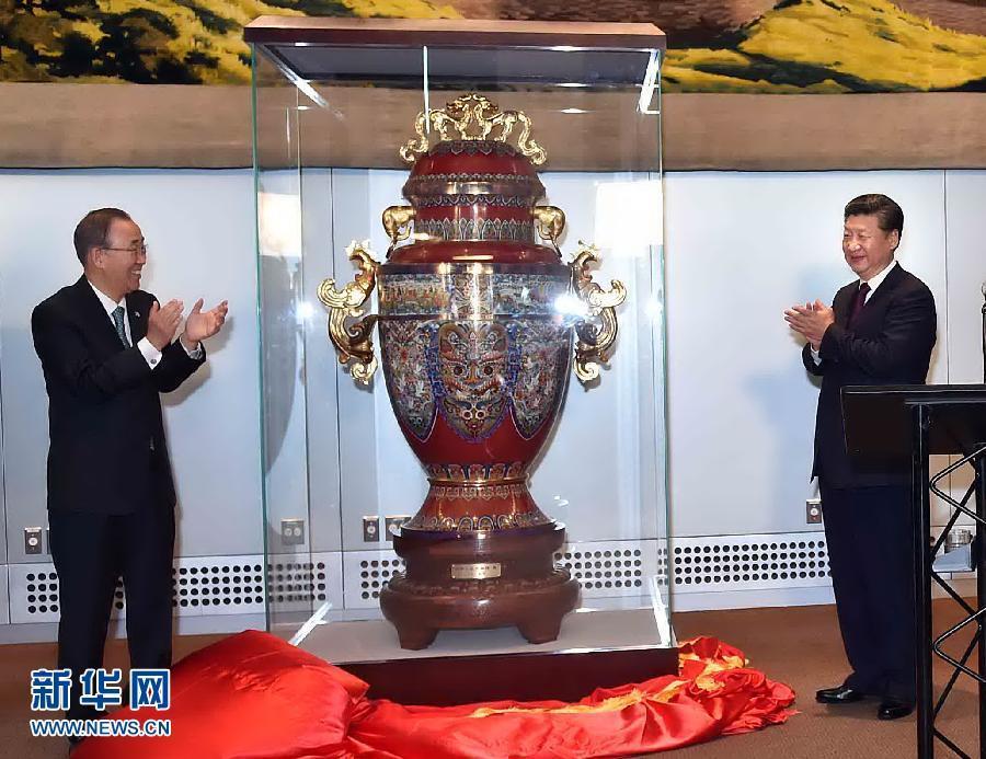 9月27日，國家主席習(xí)近平在紐約出席中國向聯(lián)合國贈送&ldquo;和平尊&rdquo;儀式。聯(lián)合國秘書長潘基文出席。 新華社記者 李濤 攝 