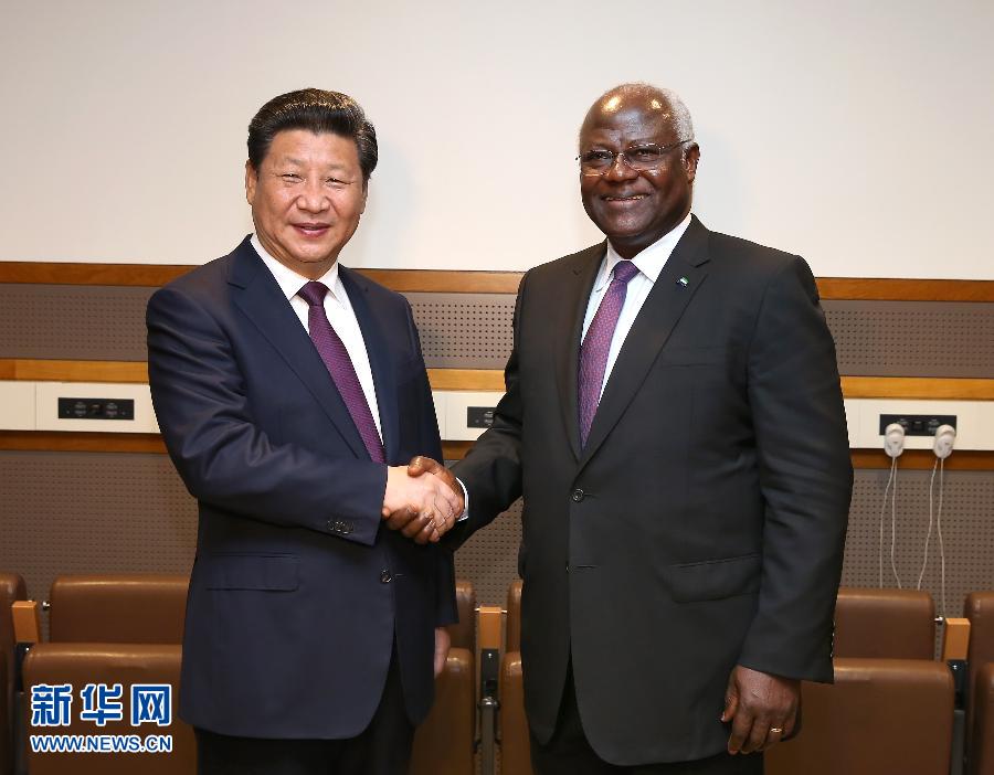 9月27日，國家主席習(xí)近平在紐約會見塞拉利昂總統(tǒng)科羅馬。新華社記者 龐興雷 攝 
