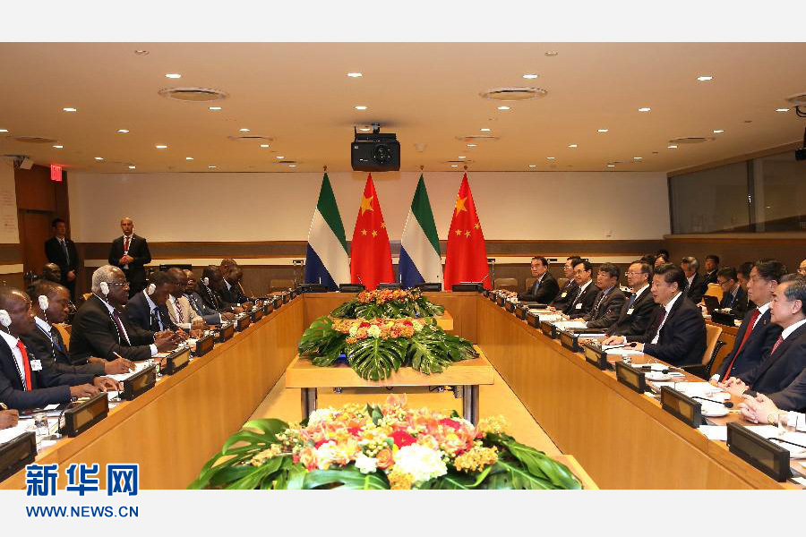 9月27日，國家主席習(xí)近平在紐約會見塞拉利昂總統(tǒng)科羅馬。新華社記者 龐興雷 攝