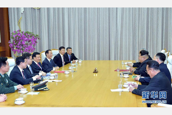 10月9日，中共中央政治局常委、中央書(shū)記處書(shū)記劉云山在平壤百花園迎賓館會(huì)見(jiàn)朝鮮勞動(dòng)黨第一書(shū)記金正恩。 新華社記者 李濤 攝 