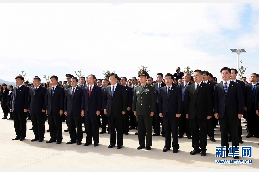 10月11日，中共中央政治局常委、中央書記處書記劉云山專程趕赴安州祭掃中國人民志愿軍烈士陵園，向中國人民志愿軍烈士敬獻(xiàn)花籃并默哀。 新華社記者 饒愛民 攝