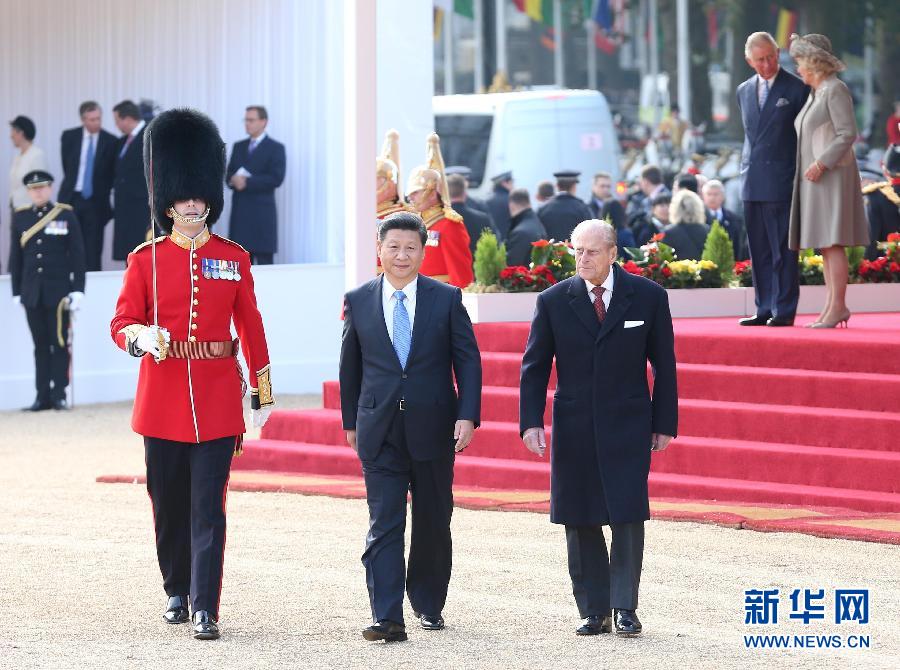 這是習近平在伊麗莎白二世女王的丈夫菲利普親王的陪同下檢閱儀仗隊。新華社記者 龐興雷 攝