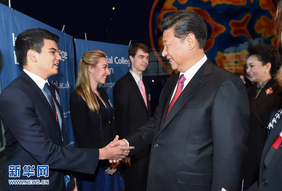 10月21日，國家主席習(xí)近平在倫敦參觀帝國理工學(xué)院。 新華社記者謝環(huán)馳 攝