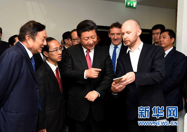 10月21日，國(guó)家主席習(xí)近平在倫敦參觀(guān)華為英國(guó)公司。 新華社記者 饒愛(ài)民 攝