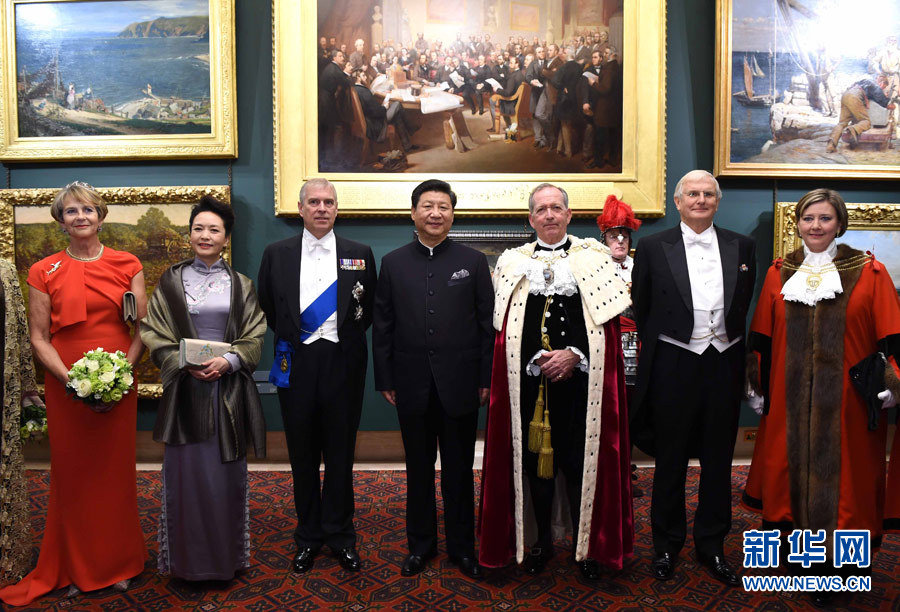 當?shù)貢r間10月21日，國家主席習近平在倫敦金融城市政廳發(fā)表題為《共倡開放包容共促和平發(fā)展》的重要演講。這是習近平和夫人彭麗媛同嘉賓合影。 新華社記者 饒愛民 攝