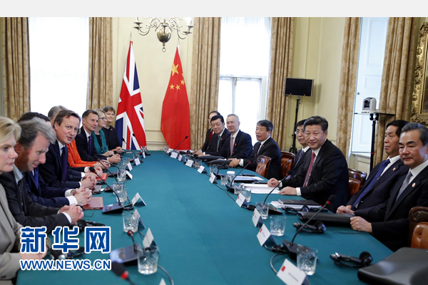 10月21日，國家主席習(xí)近平在倫敦唐寧街首相府同英國首相卡梅倫舉行會(huì)談。 新華社記者 鞠鵬 攝 