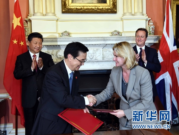 10月21日，國家主席習(xí)近平在倫敦唐寧街首相府同英國首相卡梅倫舉行會(huì)談。這是會(huì)談結(jié)束后，兩國領(lǐng)導(dǎo)人共同見證雙邊合作文件的簽署。新華社記者 饒愛民 攝 