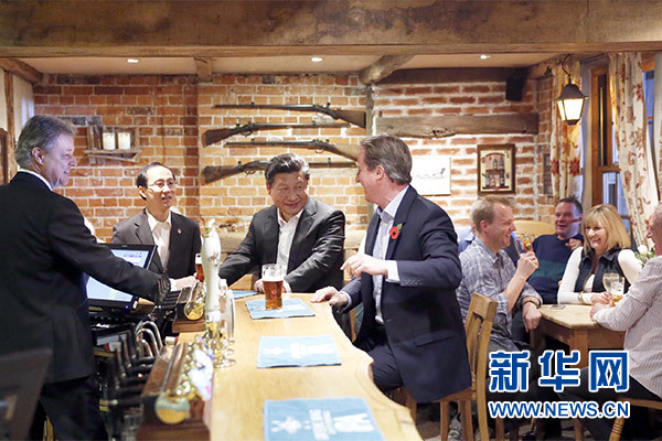 這是會(huì)晤結(jié)束后，習(xí)近平在卡梅倫陪同下乘車前往當(dāng)?shù)匦℃?zhèn)體驗(yàn)酒吧文化。新華社記者 鞠鵬 攝