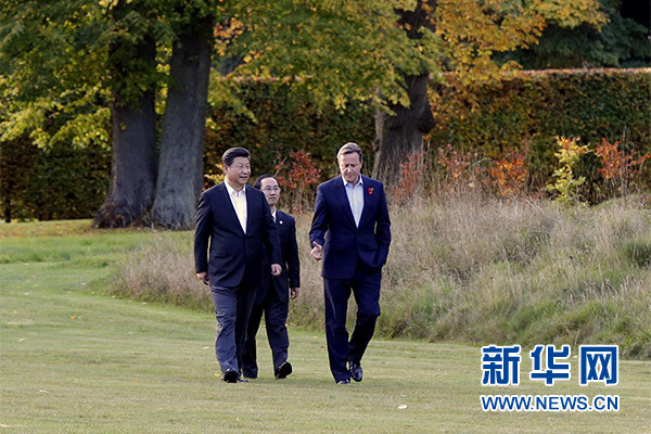這是習(xí)近平與卡梅倫漫步草坪，邊走邊談。新華社記者 鞠鵬攝