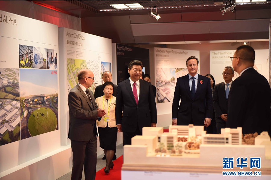 10月23日，國(guó)家主席習(xí)近平在英國(guó)首相卡梅倫陪同下，參觀(guān)曼徹斯特空港城項(xiàng)目。這是習(xí)近平和卡梅倫共同參觀(guān)曼徹斯特空港城發(fā)展規(guī)劃圖片展和空港城中國(guó)園模型。 新華社記者 張鐸 攝