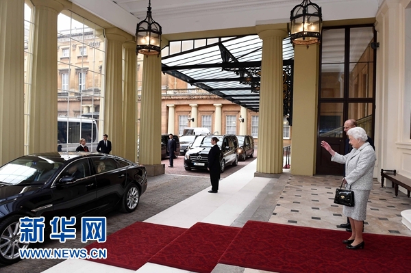 10月22日，國(guó)家主席習(xí)近平和夫人彭麗媛離開白金漢宮。離開前，英國(guó)女王伊麗莎白二世和丈夫菲利普親王專門前來同習(xí)近平夫婦親切話別。新華社記者 饒愛民 攝 