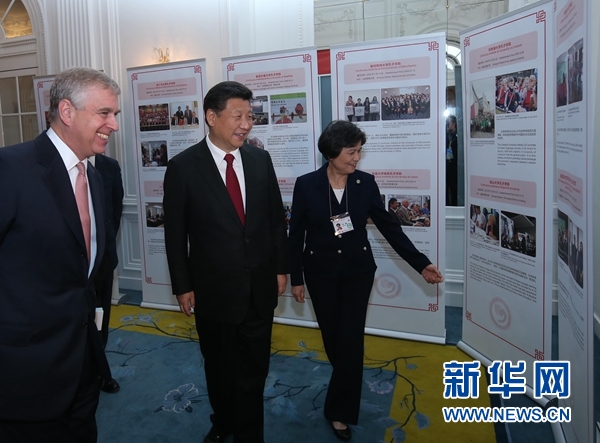 10月22日，國家主席習(xí)近平在倫敦出席全英孔子學(xué)院和孔子課堂年會開幕式。這是習(xí)近平參觀全英孔子學(xué)院和孔子課堂成果圖片展。 新華社記者 龐興雷 攝