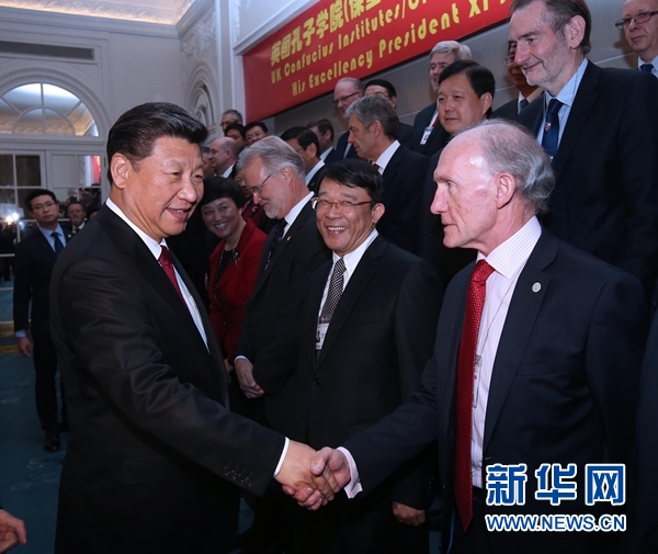 10月22日，國家主席習(xí)近平在倫敦出席全英孔子學(xué)院和孔子課堂年會開幕式。這是習(xí)近平同參加開幕式的嘉賓親切交談。 新華社記者 龐興雷 攝 