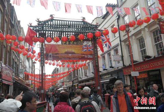 習近平主席訪問英國，倫敦唐人街掛出大紅燈籠和中英兩國國旗。 <a target='_blank' ><p  align=