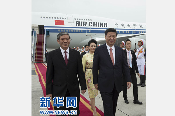 11月5日，中共中央總書(shū)記、國(guó)家主席習(xí)近平抵達(dá)越南首都河內(nèi)，開(kāi)始對(duì)越南進(jìn)行國(guó)事訪問(wèn)。這是越南高級(jí)官員到機(jī)場(chǎng)迎接習(xí)近平和夫人彭麗媛。新華社記者李學(xué)仁攝