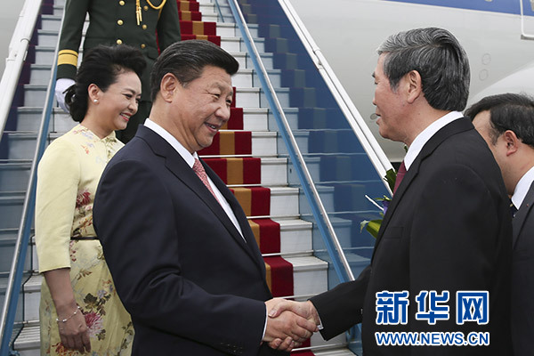 11月5日，中共中央總書(shū)記、國(guó)家主席習(xí)近平抵達(dá)越南首都河內(nèi)，開(kāi)始對(duì)越南進(jìn)行國(guó)事訪問(wèn)。這是越南高級(jí)官員到機(jī)場(chǎng)迎接習(xí)近平和夫人彭麗媛。新華社記者蘭紅光攝 