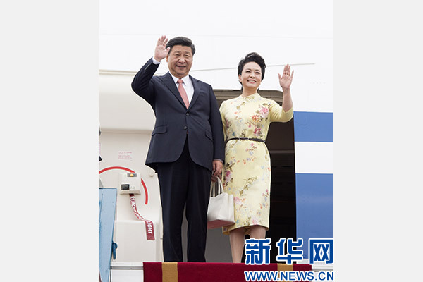 11月5日，中共中央總書(shū)記、國(guó)家主席習(xí)近平抵達(dá)越南首都河內(nèi)，開(kāi)始對(duì)越南進(jìn)行國(guó)事訪問(wèn)。這是習(xí)近平和夫人彭麗媛步出艙門(mén)向歡迎人群揮手致意。新華社記者 李學(xué)仁 攝
