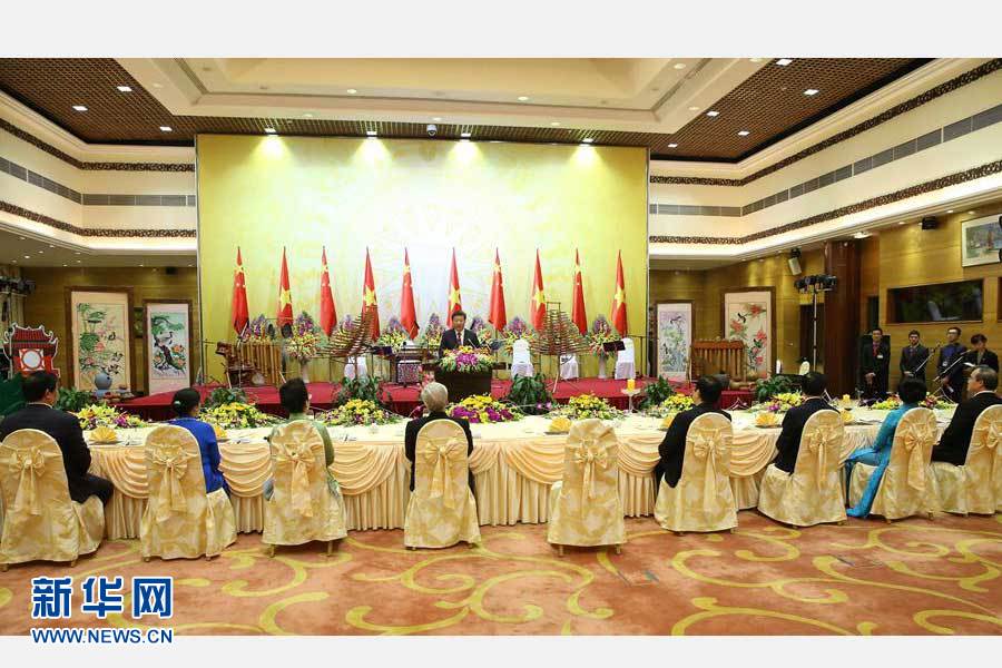 11月5日，中共中央總書記、國(guó)家主席習(xí)近平和夫人彭麗媛出席越共中央總書記阮富仲和越南國(guó)家主席張晉創(chuàng)在河內(nèi)國(guó)際會(huì)議中心舉行的盛大歡迎晚宴。新華社記者 龐興雷 攝 