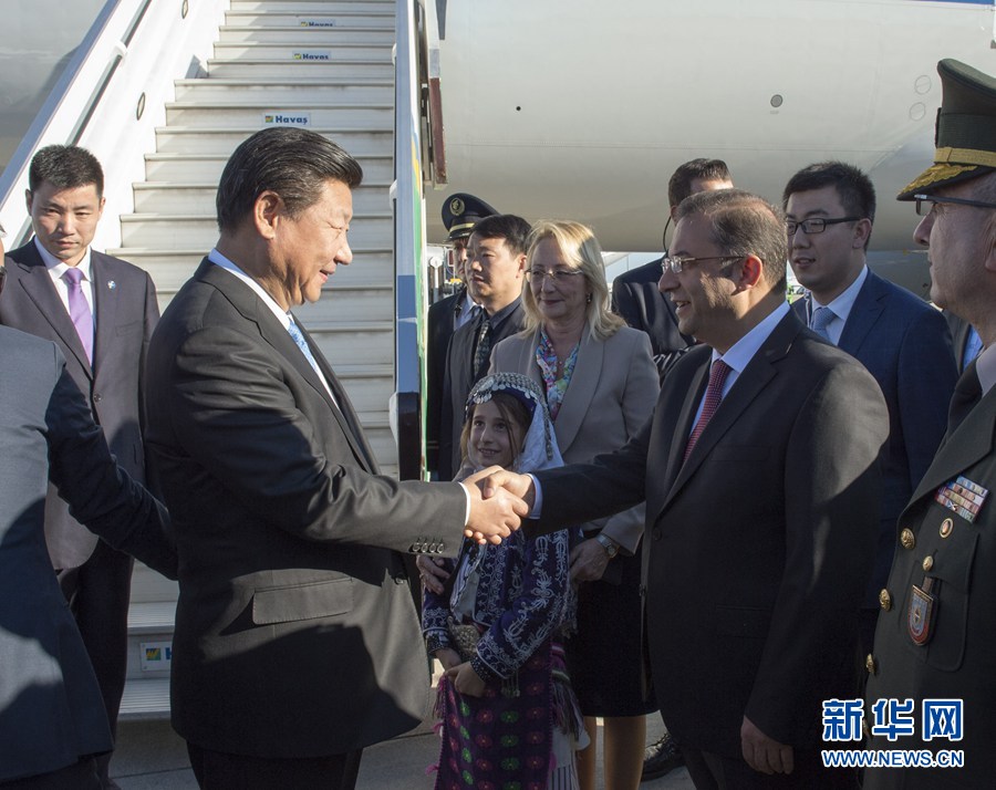  11月14日，國(guó)家主席習(xí)近平抵達(dá)土耳其安塔利亞，應(yīng)土耳其共和國(guó)總統(tǒng)埃爾多安邀請(qǐng)，出席二十國(guó)集團(tuán)領(lǐng)導(dǎo)人第十次峰會(huì)。土耳其高級(jí)官員到機(jī)場(chǎng)迎接習(xí)近平主席一行。新華社記者 李學(xué)仁 攝 