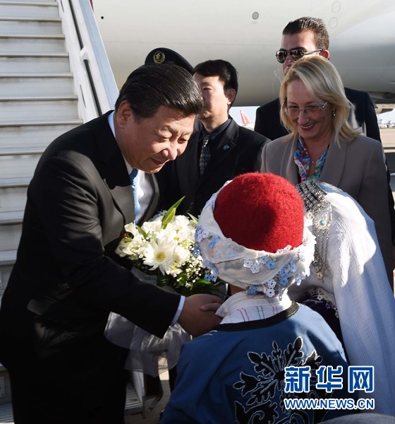 11月14日，國(guó)家主席習(xí)近平抵達(dá)土耳其安塔利亞，應(yīng)土耳其共和國(guó)總統(tǒng)埃爾多安邀請(qǐng)，出席二十國(guó)集團(tuán)領(lǐng)導(dǎo)人第十次峰會(huì)。這是土耳其兒童向習(xí)近平主席獻(xiàn)花。新華社記者 饒愛(ài)民 攝 