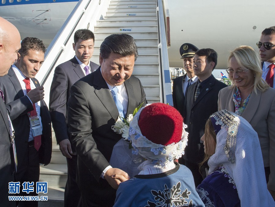 11月14日，國(guó)家主席習(xí)近平抵達(dá)土耳其安塔利亞，應(yīng)土耳其共和國(guó)總統(tǒng)埃爾多安邀請(qǐng)，出席二十國(guó)集團(tuán)領(lǐng)導(dǎo)人第十次峰會(huì)。這是土耳其兒童向習(xí)近平主席獻(xiàn)花。新華社記者 李學(xué)仁 攝 