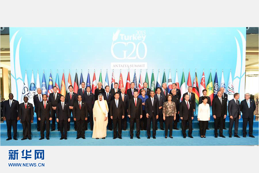 11月15日，中國國家主席習近平出席在土耳其安塔利亞舉行的二十國集團領導人第十次峰會。這是習近平主席同與會領導人合影。 新華社記者李學仁 攝 