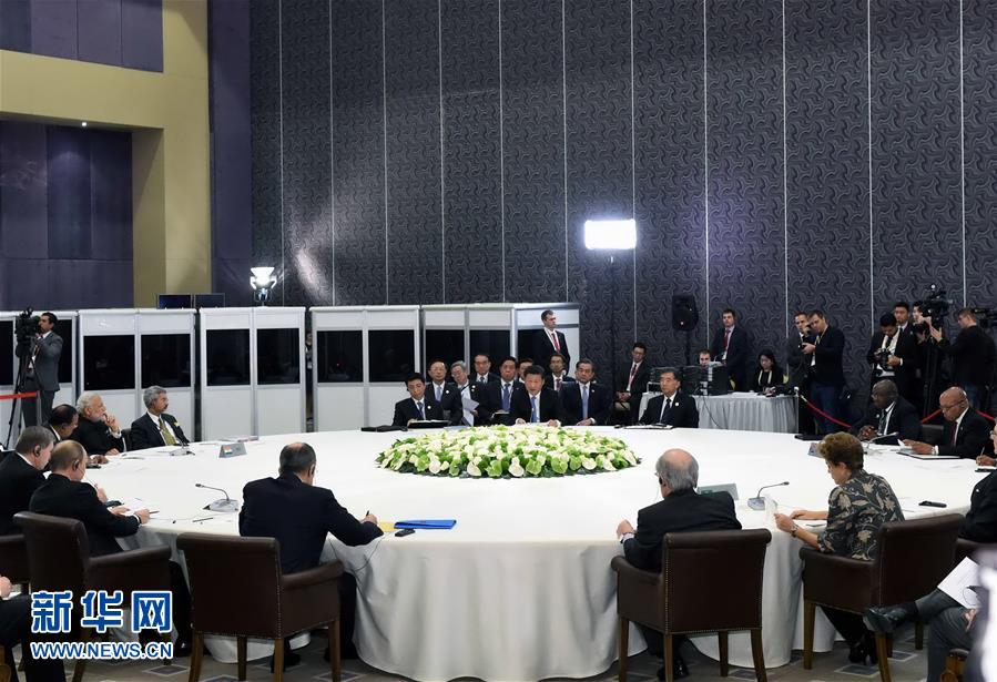  11月15日，金磚國家領(lǐng)導人非正式會晤在土耳其安塔利亞舉行，中國國家主席習近平、俄羅斯總統(tǒng)普京、印度總理莫迪、南非總統(tǒng)祖馬、巴西總統(tǒng)羅塞夫出席。習近平在會上發(fā)表題為《開拓機遇應(yīng)對挑戰(zhàn)》的重要講話。 新華社記者 饒愛民 攝 