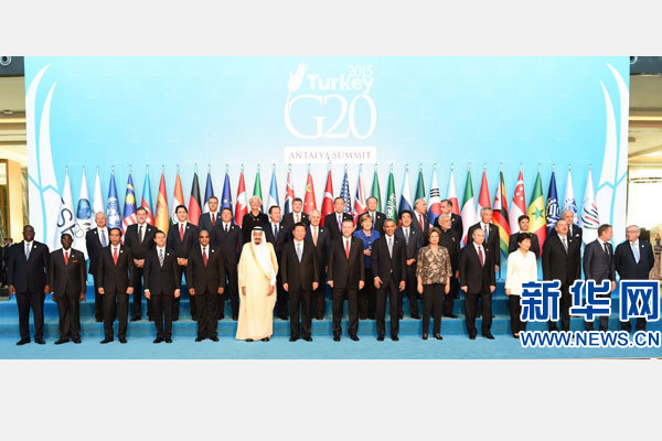 11月15日，二十國集團(tuán)領(lǐng)導(dǎo)人第十次峰會在土耳其安塔利亞舉行。國家主席習(xí)近平出席并發(fā)表題為《創(chuàng)新增長路徑共享發(fā)展成果》的重要講話。這是習(xí)近平主席同與會領(lǐng)導(dǎo)人合影。 新華社記者 李學(xué)仁 攝