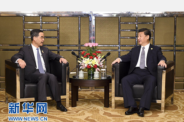 11月18日，國家主席習(xí)近平在菲律賓馬尼拉會見前來出席亞太經(jīng)合組織第二十三次領(lǐng)導(dǎo)人非正式會議的香港特別行政區(qū)行政長官梁振英。新華社記者謝環(huán)馳攝