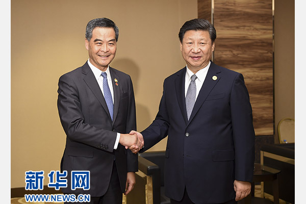 11月18日，國家主席習(xí)近平在菲律賓馬尼拉會見前來出席亞太經(jīng)合組織第二十三次領(lǐng)導(dǎo)人非正式會議的香港特別行政區(qū)行政長官梁振英。新華社記者謝環(huán)馳攝