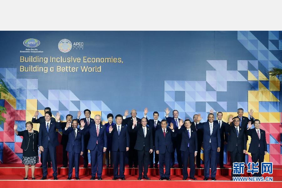 這是會議開始前，國家主席習(xí)近平同其他亞太經(jīng)合組織成員經(jīng)濟(jì)體領(lǐng)導(dǎo)人、代表合影。 新華社記者 姚大偉 攝