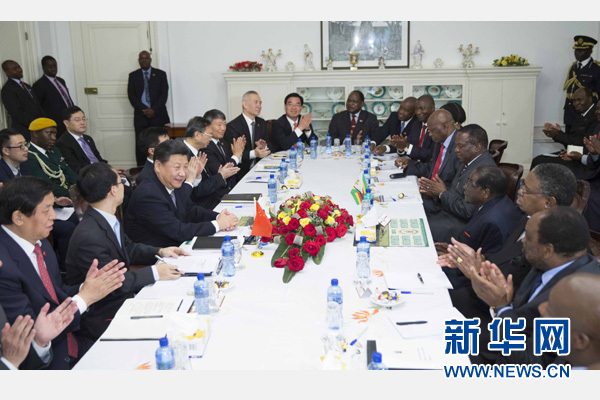 12月1日，國家主席習(xí)近平在哈拉雷同津巴布韋總統(tǒng)穆加貝舉行會談。 新華社記者 黃敬文 攝 