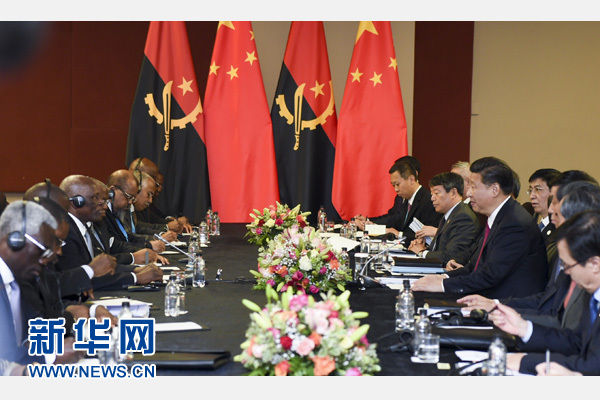 12月3日，國家主席習(xí)近平在約翰內(nèi)斯堡會見安哥拉總統(tǒng)多斯桑托斯。 新華社記者 謝環(huán)馳 攝