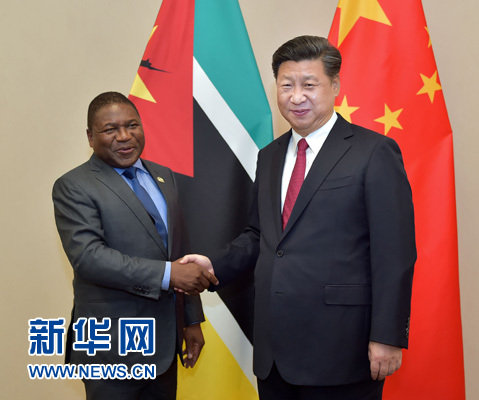 12月3日，國(guó)家主席習(xí)近平在約翰內(nèi)斯堡會(huì)見(jiàn)莫桑比克總統(tǒng)紐西。新華社記者 李濤 攝 