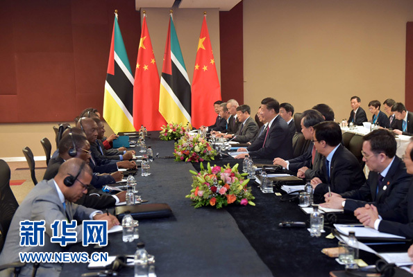 12月3日，國(guó)家主席習(xí)近平在約翰內(nèi)斯堡會(huì)見(jiàn)莫桑比克總統(tǒng)紐西。新華社記者 李濤 攝 