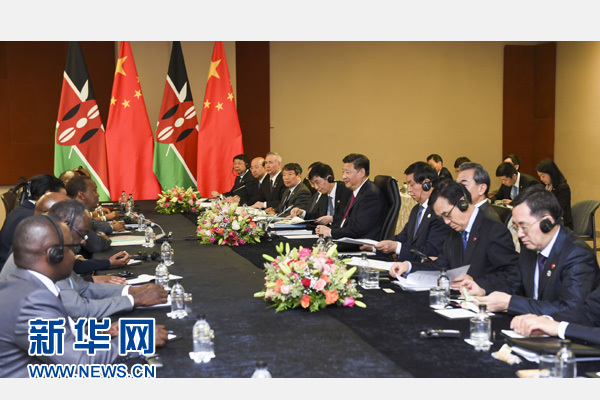 12月3日，國(guó)家主席習(xí)近平在約翰內(nèi)斯堡會(huì)見(jiàn)肯尼亞總統(tǒng)肯雅塔。新華社記者 謝環(huán)馳 攝