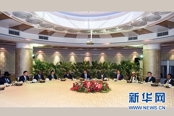 12月4日，國(guó)家主席習(xí)近平在約翰內(nèi)斯堡集體會(huì)見13位非洲國(guó)家領(lǐng)導(dǎo)人。 新華社記者 謝環(huán)馳 攝