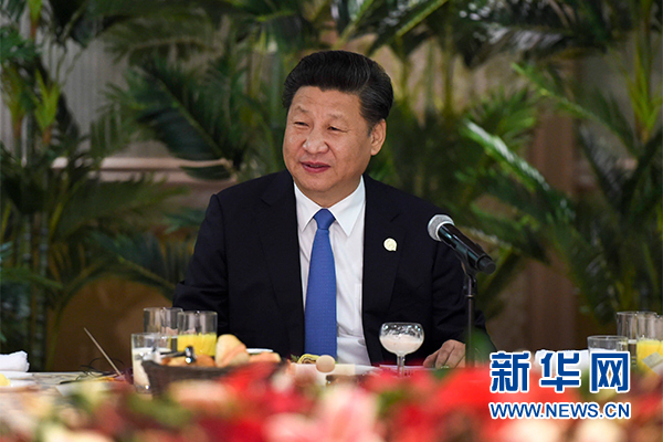 12月4日，國(guó)家主席習(xí)近平在約翰內(nèi)斯堡集體會(huì)見13位非洲國(guó)家領(lǐng)導(dǎo)人。 新華社記者 謝環(huán)馳 攝