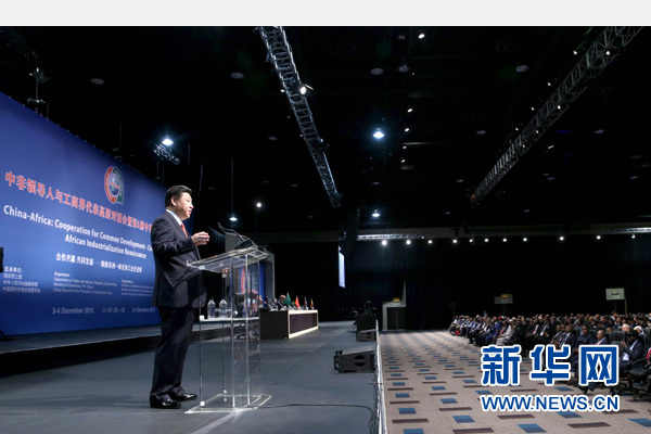 12月4日，國(guó)家主席習(xí)近平在約翰內(nèi)斯堡出席中非領(lǐng)導(dǎo)人與工商界代表高層對(duì)話會(huì)暨第五屆中非企業(yè)家大會(huì)閉幕式并發(fā)表題為《攜手共進(jìn)，譜寫(xiě)中非合作新篇章》的重要講話。新華社記者 姚大偉 攝