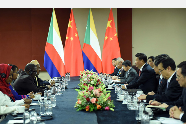 12月4日，國家主席習近平在約翰內斯堡會見科摩羅總統(tǒng)伊基利盧。 新華社記者 張鐸 攝 

