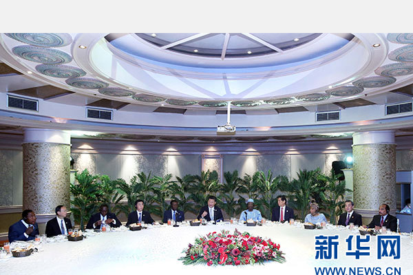 12月5日，國家主席習(xí)近平在約翰內(nèi)斯堡再次集體會見17位非洲國家領(lǐng)導(dǎo)人。 新華社記者 姚大偉 攝