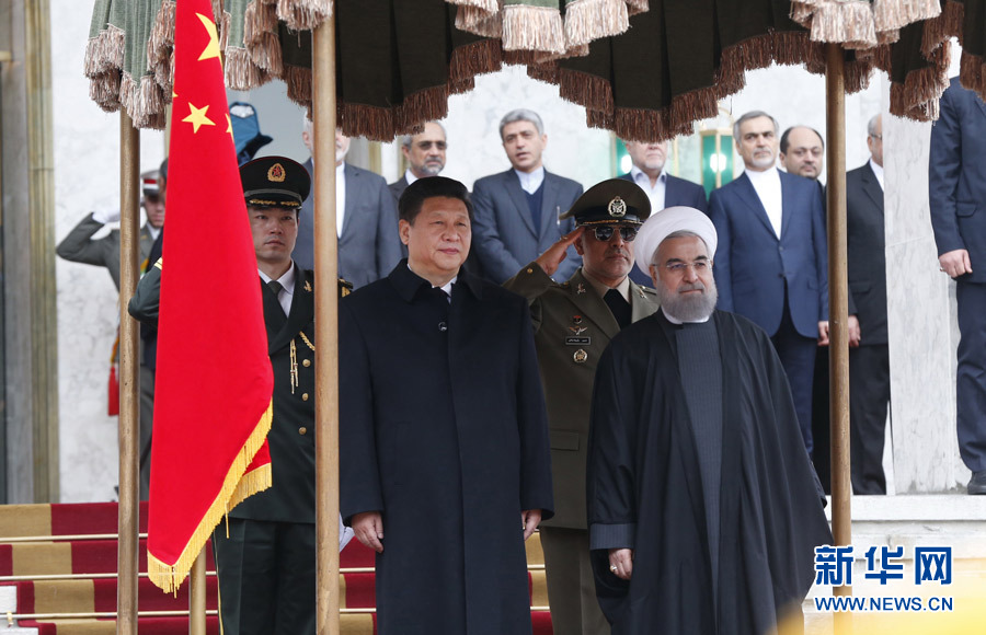 1月23日，國家主席習近平同伊朗總統(tǒng)魯哈尼在德黑蘭薩德阿巴德王宮舉行會談。這是會談前，習近平主席出席魯哈尼總統(tǒng)舉行的隆重歡迎儀式。新華社記者 鞠鵬 攝