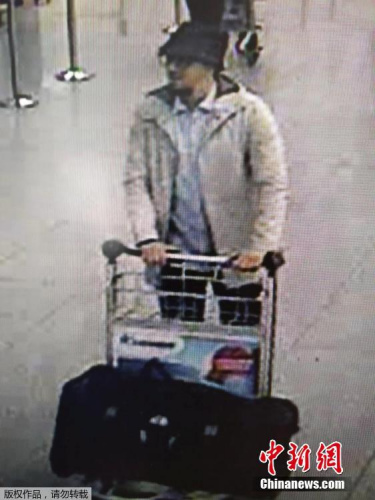 比利時聯(lián)邦警察公布一張機(jī)場監(jiān)控拍攝下的三名機(jī)場恐襲嫌疑犯的視頻截圖。