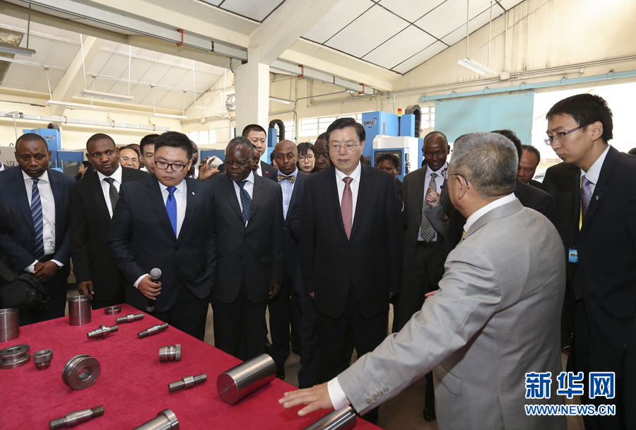 這是3月25日，張德江在肯尼亞首都內(nèi)羅畢考察中肯職業(yè)教育合作示范中心。 新華社記者丁林攝