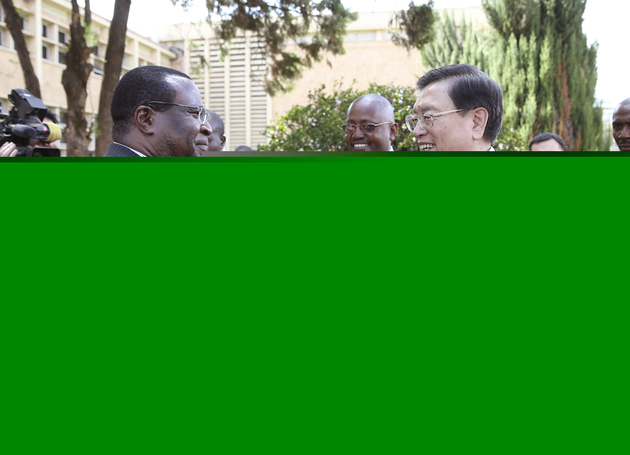 這是3月24日，張德江在肯尼亞首都內(nèi)羅畢與肯尼亞參議長埃蘇羅舉行會談。 新華社記者馬占成攝