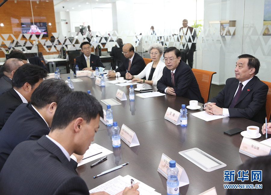 這是3月25日，張德江在肯尼亞首都內(nèi)羅畢考察中央電視臺非洲分臺并接見中央媒體駐非洲機構負責人。 新華社記者馬占成攝