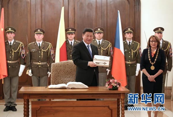 當(dāng)?shù)貢r(shí)間3月29日，國(guó)家主席習(xí)近平在捷克布拉格會(huì)見(jiàn)布拉格市長(zhǎng)科爾娜喬娃，并接受科爾娜喬娃代表該市贈(zèng)予的城市鑰匙。 新華社記者 龐興雷攝